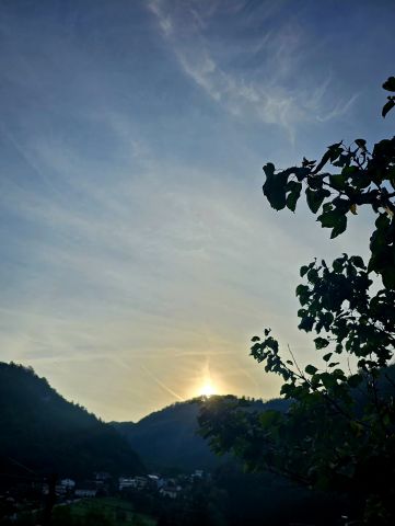 Prebujanje v malo oblčki in sončkom jutro