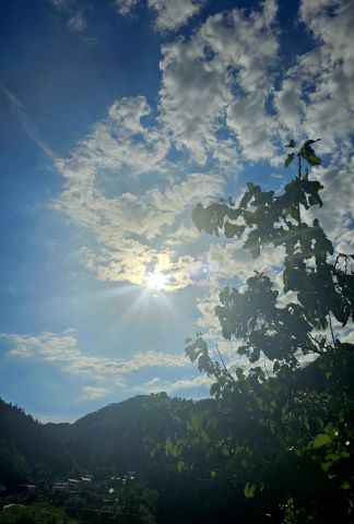 Sonce in oblački nad Zasavjem