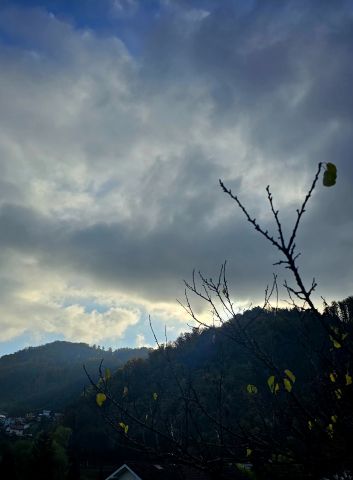 Sonce se prebuja pod oblaki Zasavje