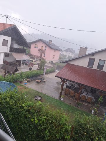 Močan naliv z vetrom z drobno točo