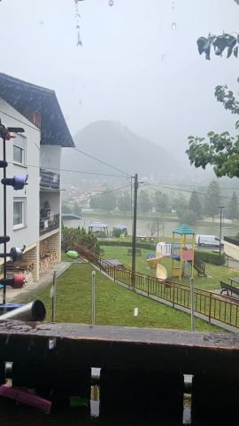 Hudo neurje z vetrom k sreči brez toče
