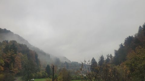 dež in še megla prihaja