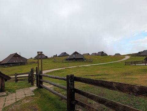 Močan veter na Veliki planini. Počasi se dež umirja, megla se je dvignila.